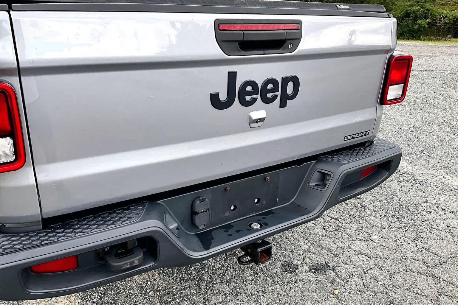 Used 2020 Billet Silver Metallic Clearcoat Jeep Sport S image 10
