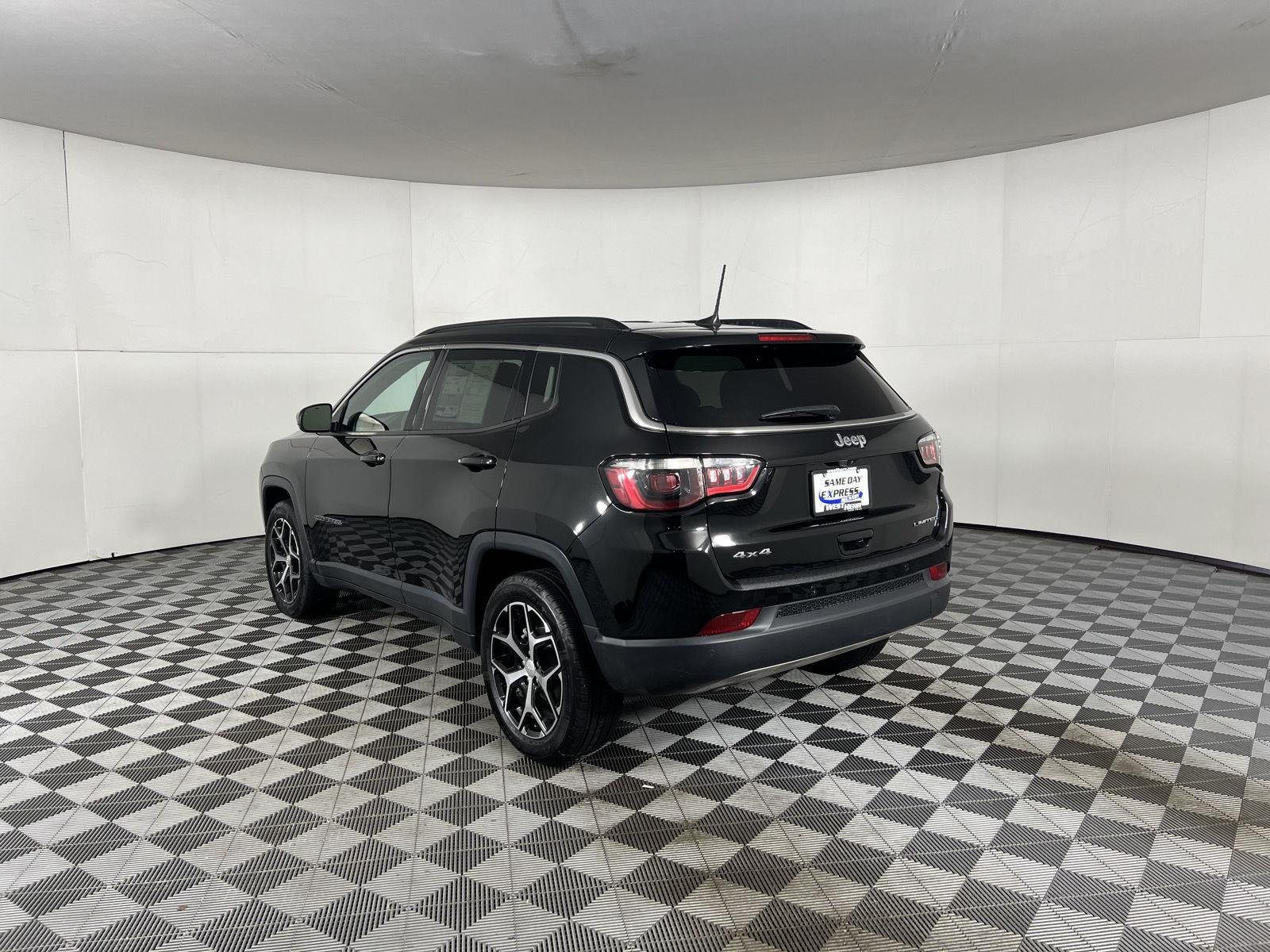 Used 2024 Diamond Black Crystal Pearlcoat Jeep Limited image 6
