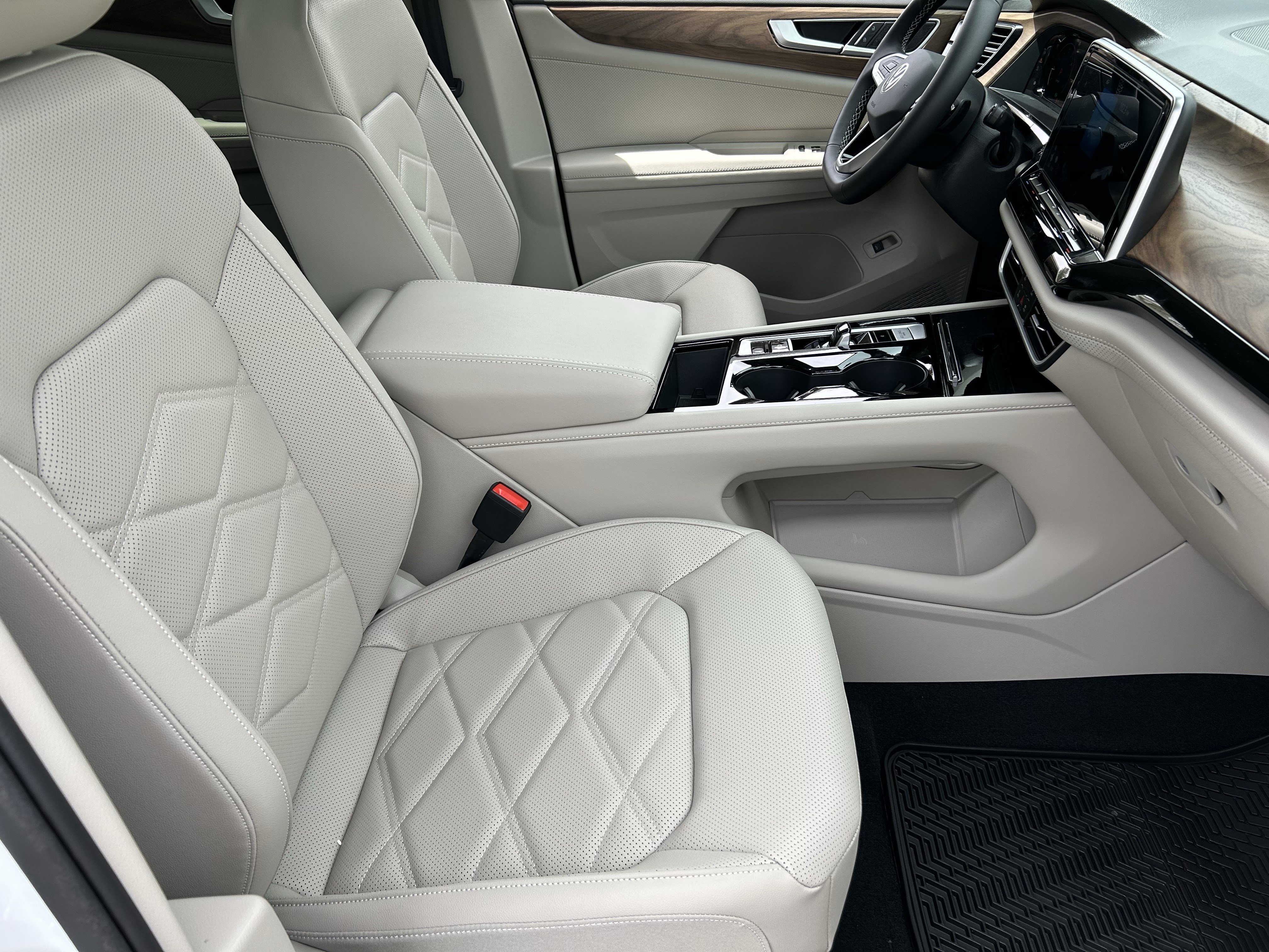 New 2026 Opal White Pearl Volkswagen 2.0T SE w/Technology image 7