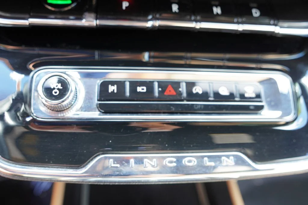 Used 2023 Pristine White Metallic Tri-Coat Lincoln Reserve image 30