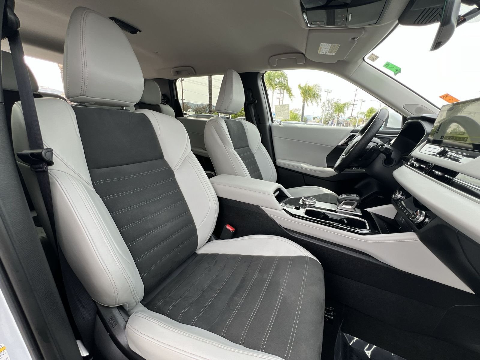 Used 2025 White Mitsubishi SE image 28