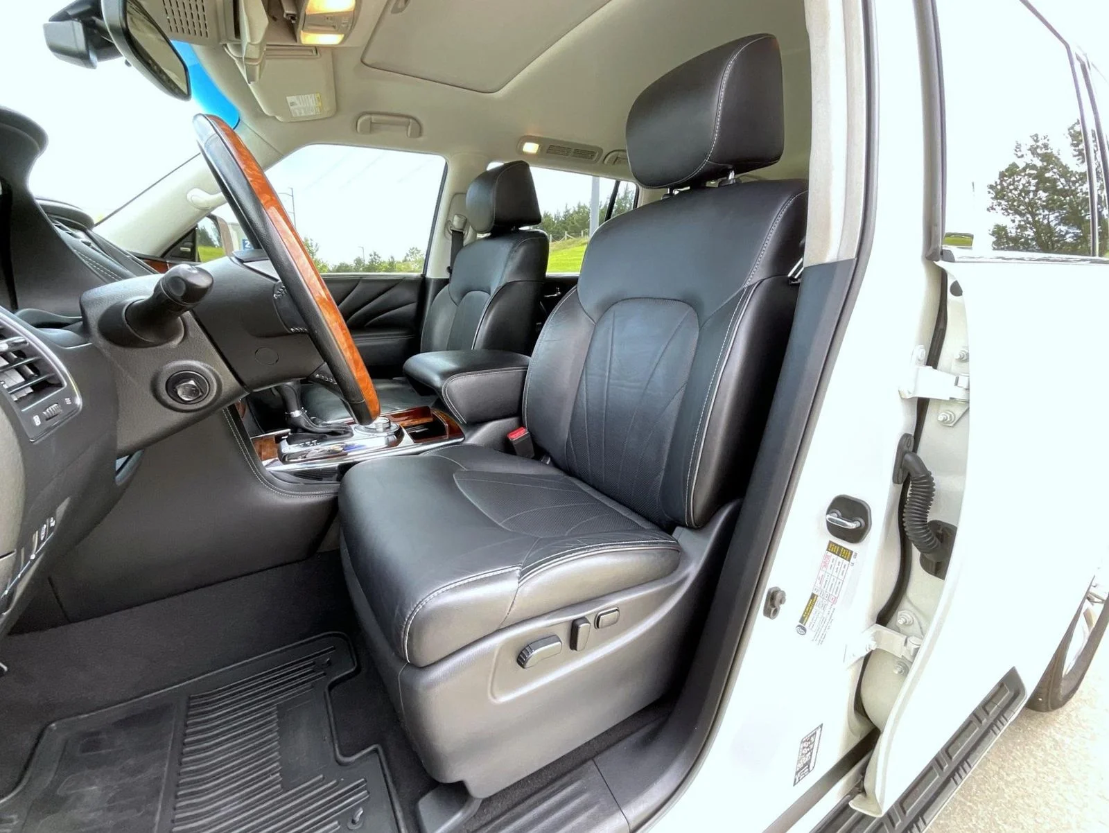 Used 2017 White INFINITI Base image 10