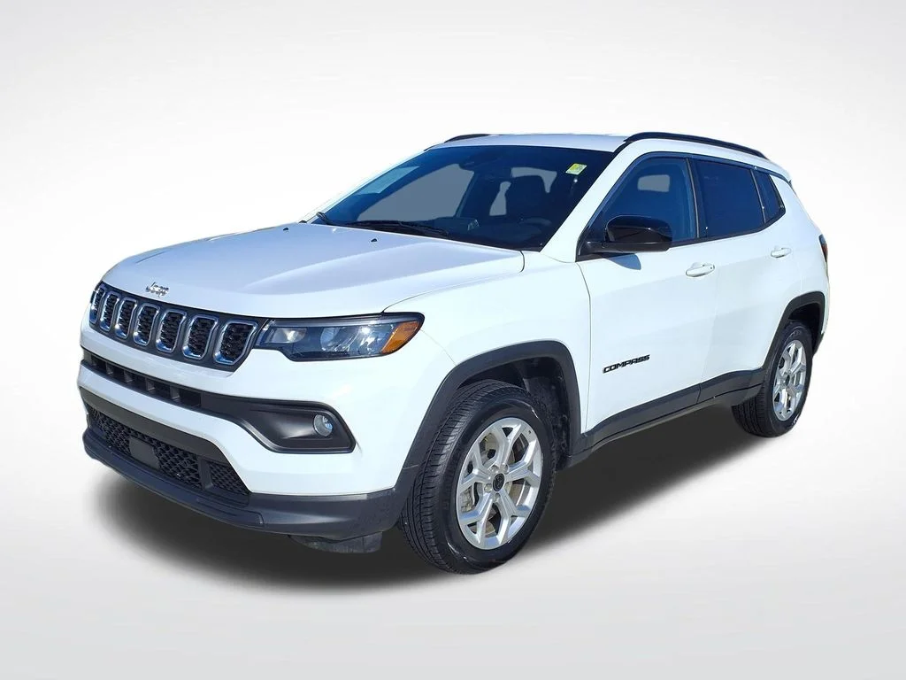 Used 2025 White Jeep Latitude image 3