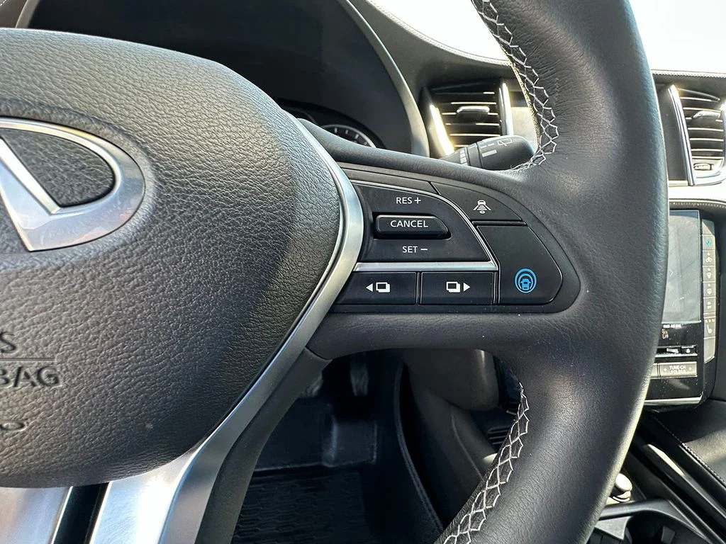 Used 2023 White INFINITI LUXE image 37