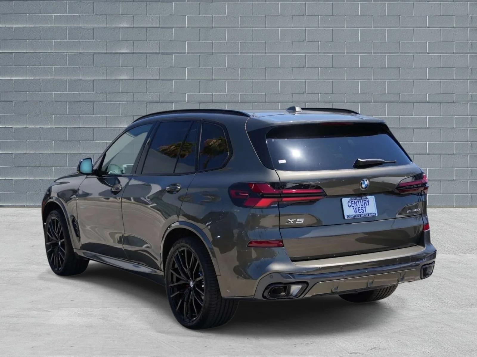 New 2026 Manhattan Green Metallic BMW sDrive40i image 3
