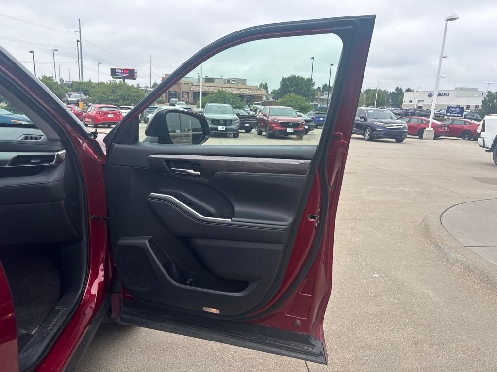 Used 2020 Pearl Toyota Platinum image 25