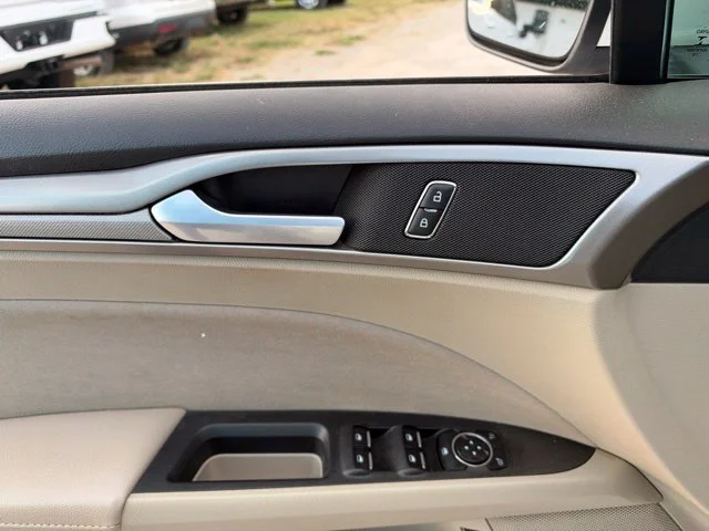 Used 2019 Oxford White Ford SE image 18