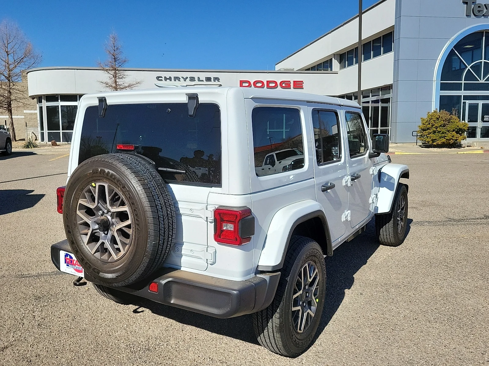 New 2026 PW7 Bright Whit Jeep 4-DOOR SAHARA image 4