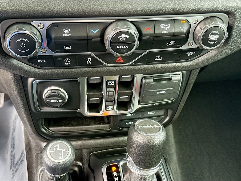 Used 2025 Anvil Clearcoat Jeep Sport S image 32