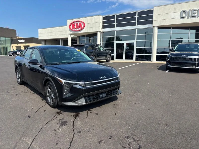 Used 2025 Black Kia LXS image 4
