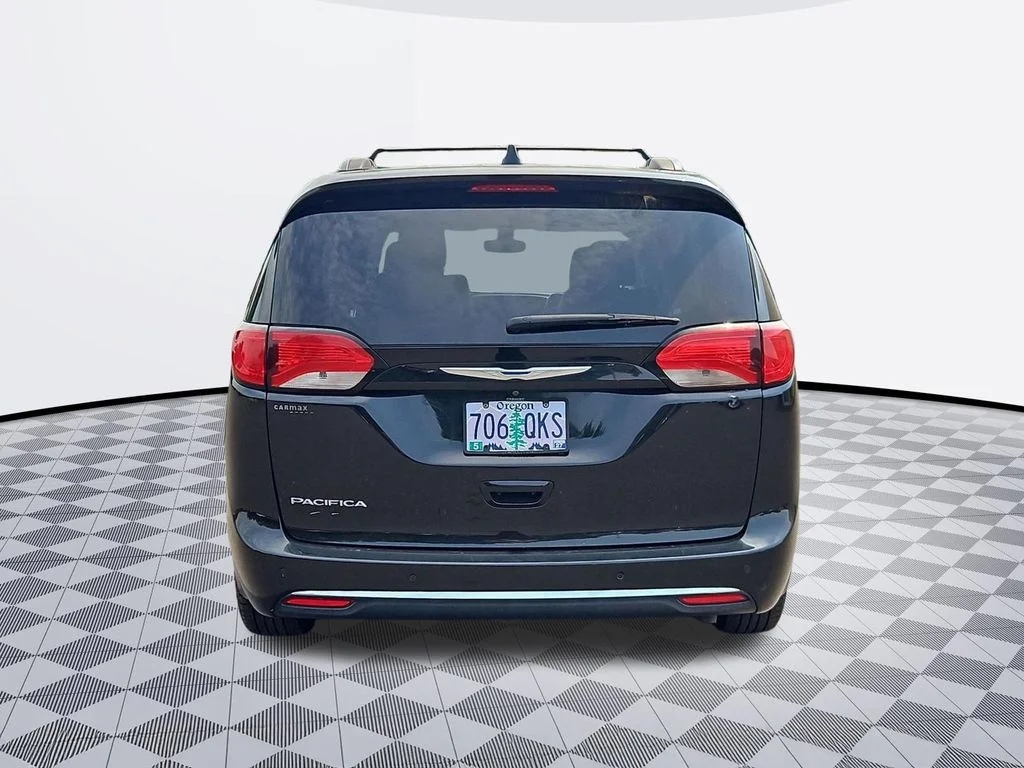 Used 2017 Brilliant Black Crystal Pearlcoat Chrysler Touring L image 5
