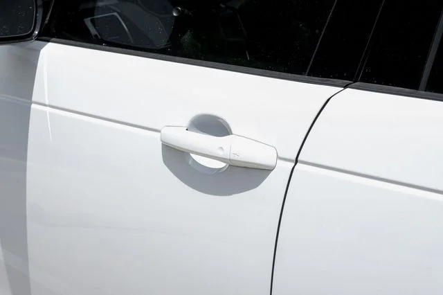 Used 2025 White Land Rover Dynamic SE image 50