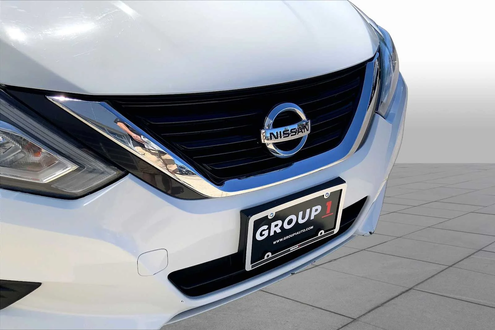 Used 2018 Glacier White Nissan 2.5 S image 30