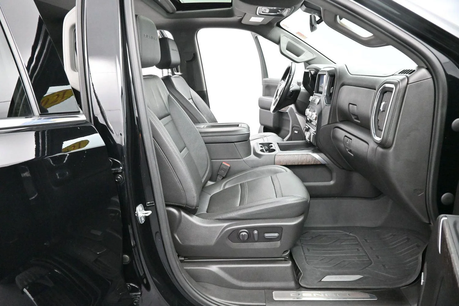 Used 2021 Onyx Black GMC Denali image 32