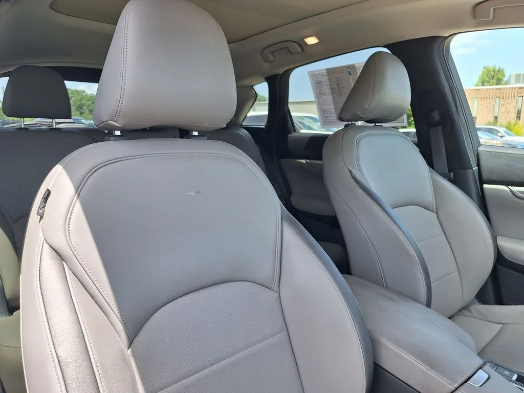 Used 2023 White INFINITI LUXE image 28