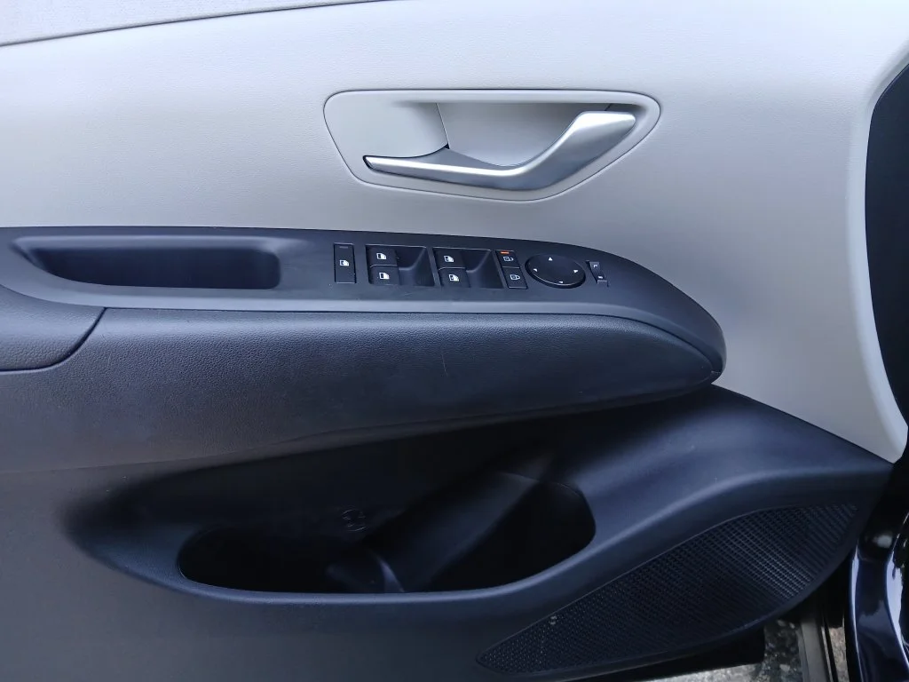 Used 2025 Black Hyundai SEL Convenience image 19