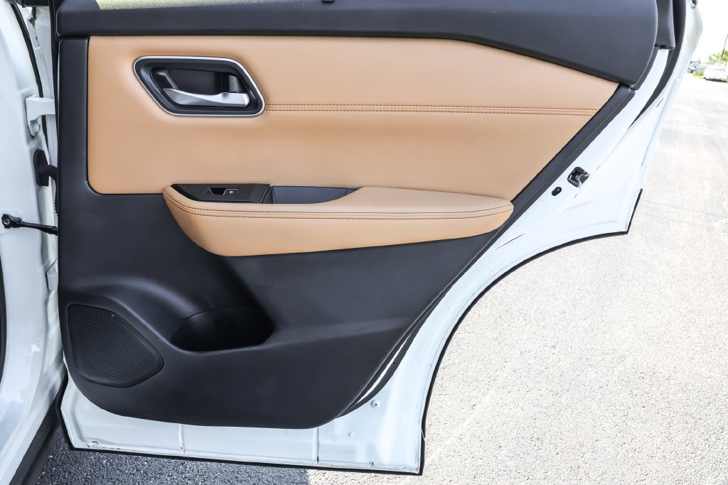 Used 2023 White Nissan Platinum image 43