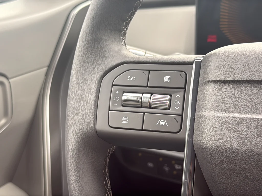 New 2027 Snow White Pearl Kia LX image 18