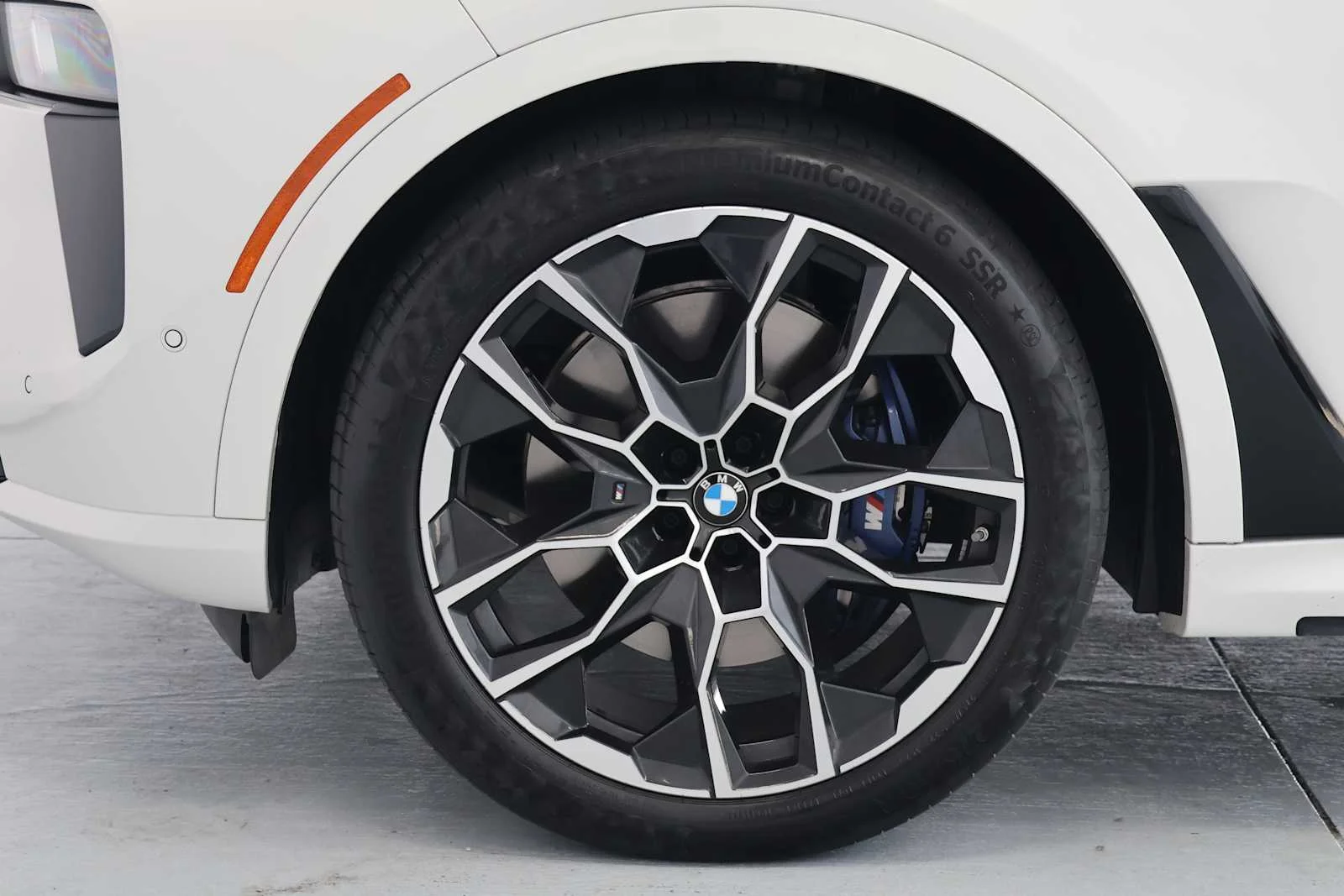 Used 2025 Alpine White BMW M60i image 11