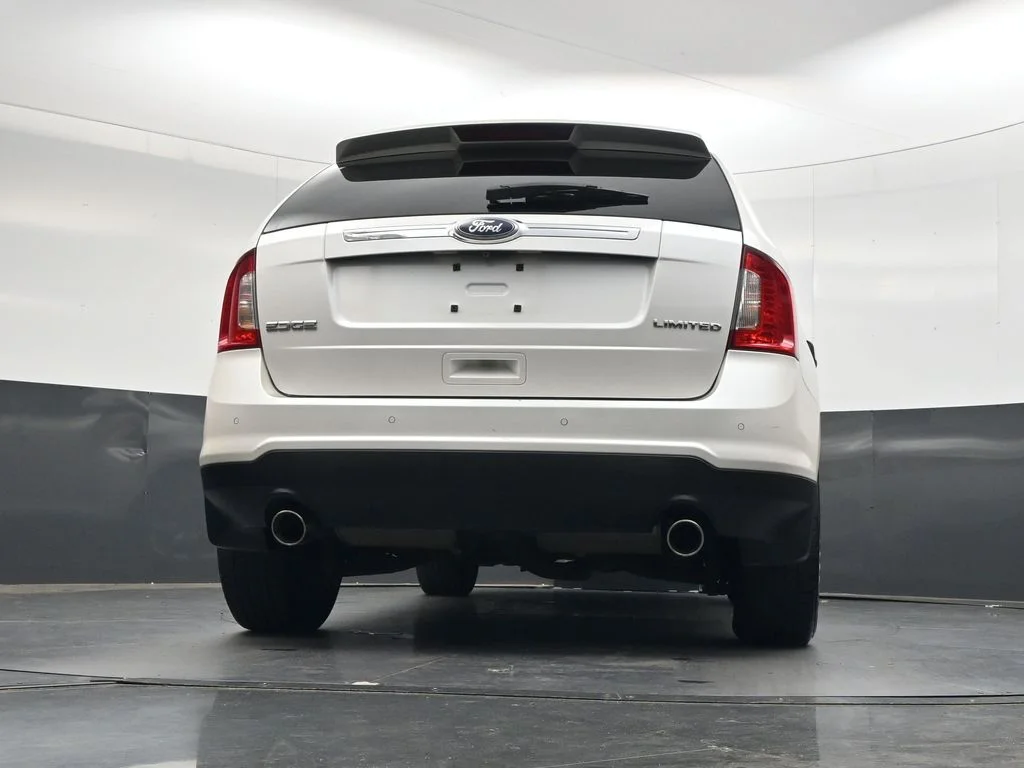 Used 2011 White Platinum Clearcoat Metallic Ford Limited image 43