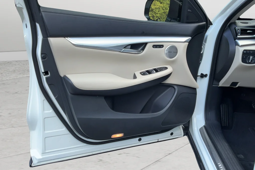 Used 2021 White INFINITI Sensory image 11