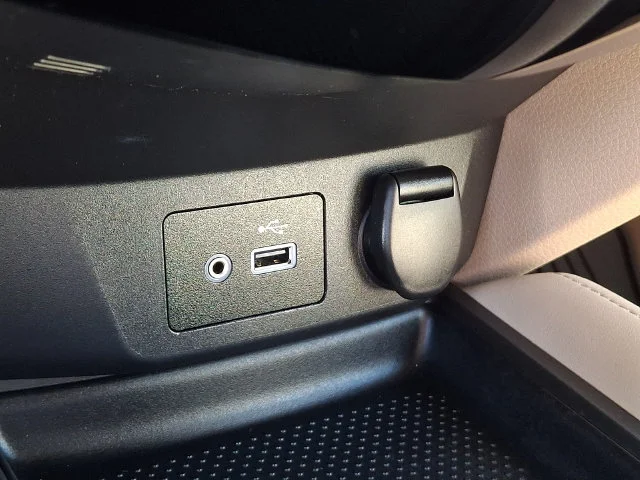 Used 2018 White Nissan SL image 25
