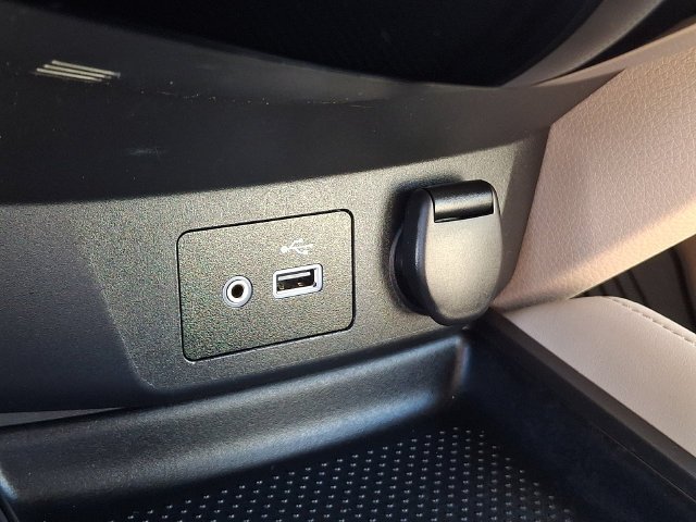 Used 2018 White Nissan SL image 25