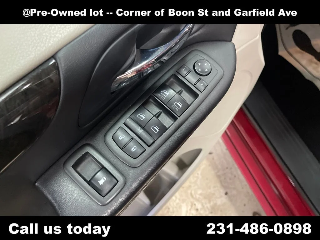 Used 2014 Red Dodge SXT image 16