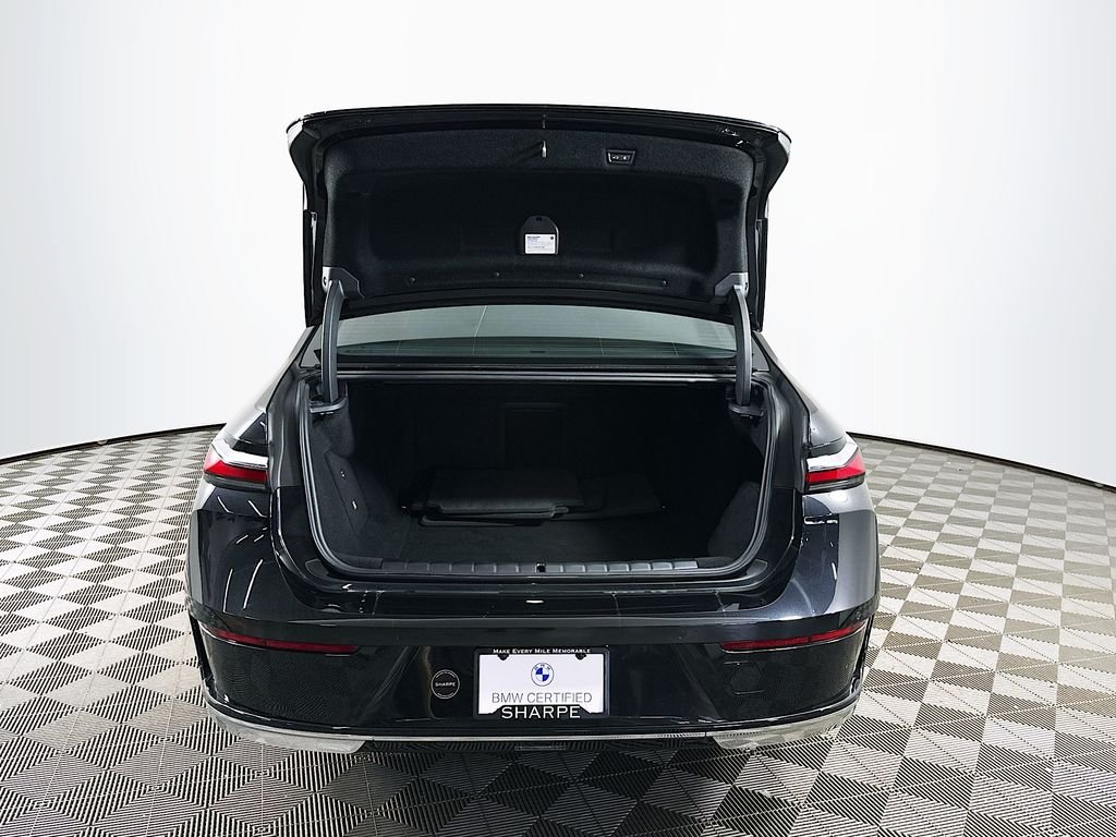 Used 2023 Black Sapphire Metallic BMW xDrive60 image 31