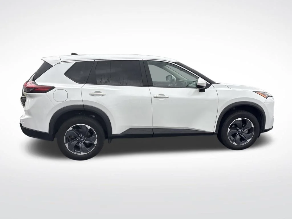 Used 2024 Everest White P Nissan SV image 2