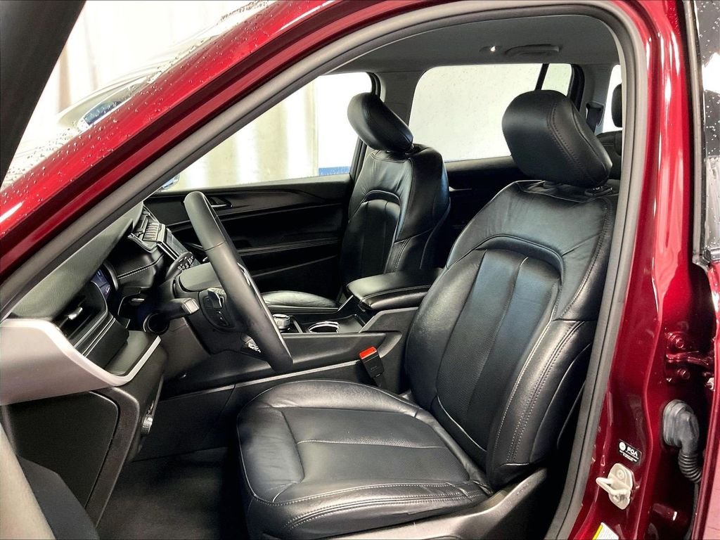 Used 2023 Red Jeep Laredo image 10