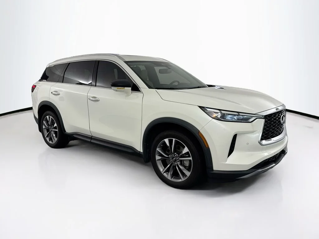 Used 2022 White INFINITI LUXE image 3