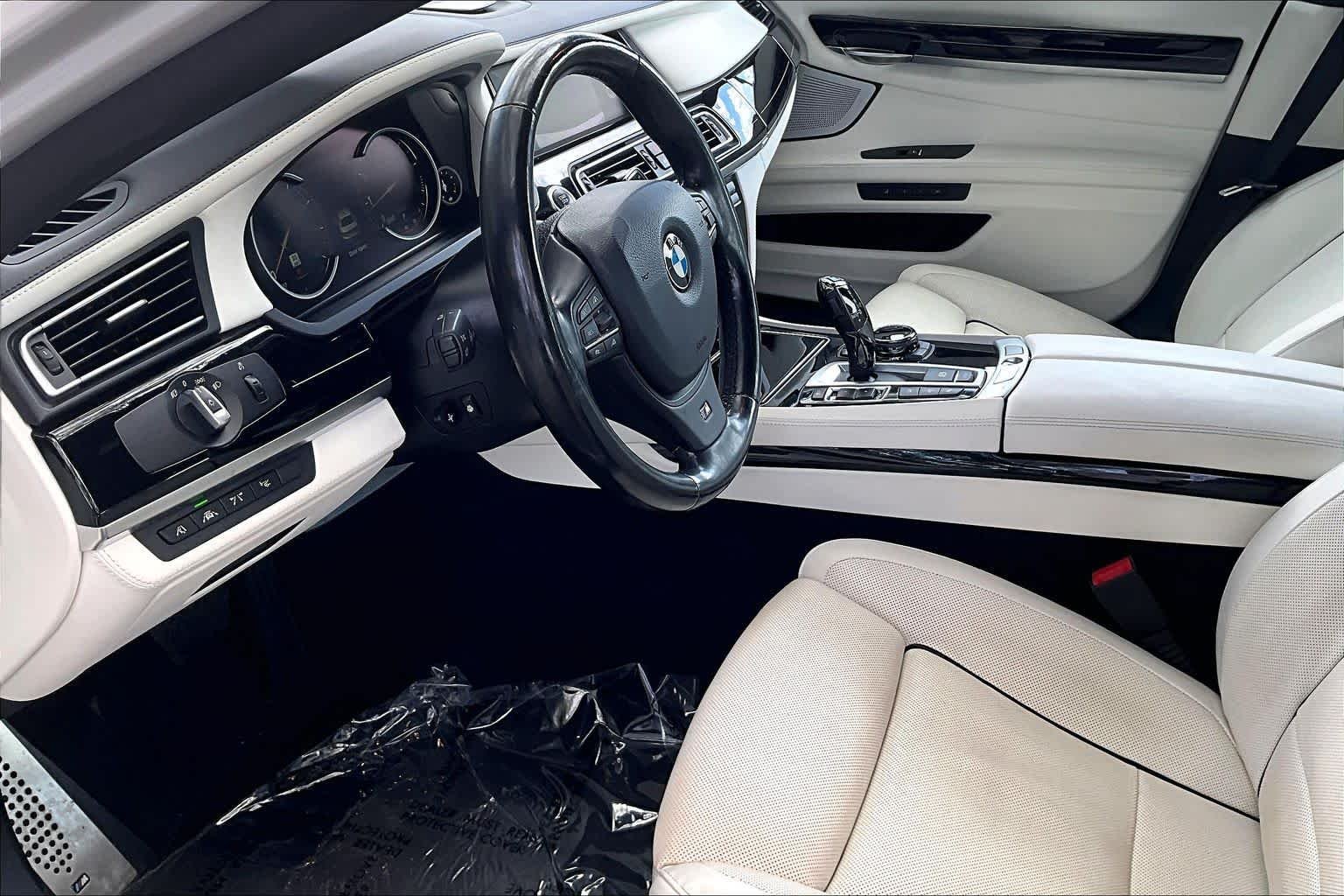 Used 2015  BMW 750Li xDrive image 16