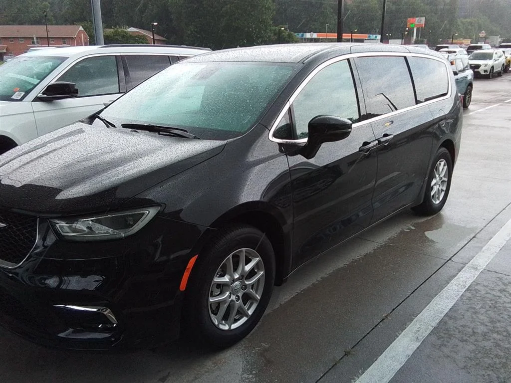 2025 Chrysler Pacifica Select's photo