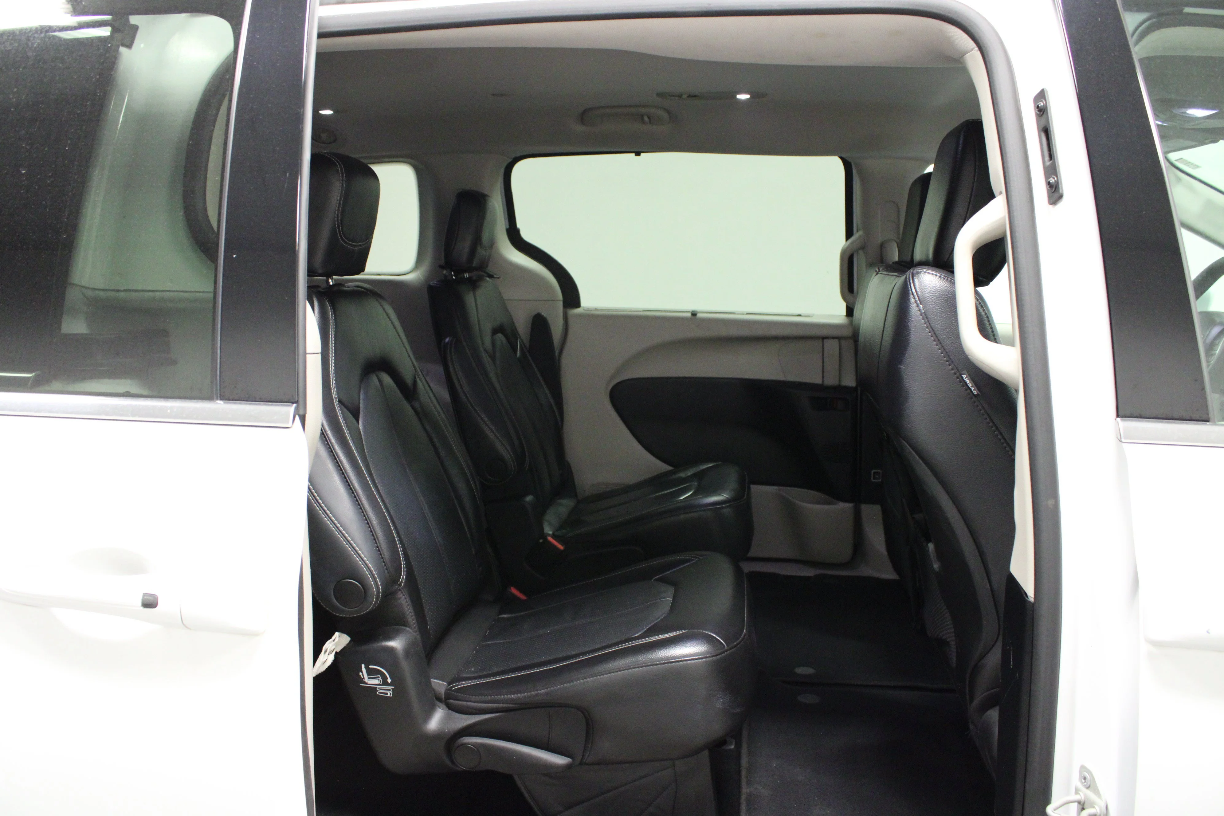 Used 2022 Bright White Clearcoat Chrysler Touring L image 16