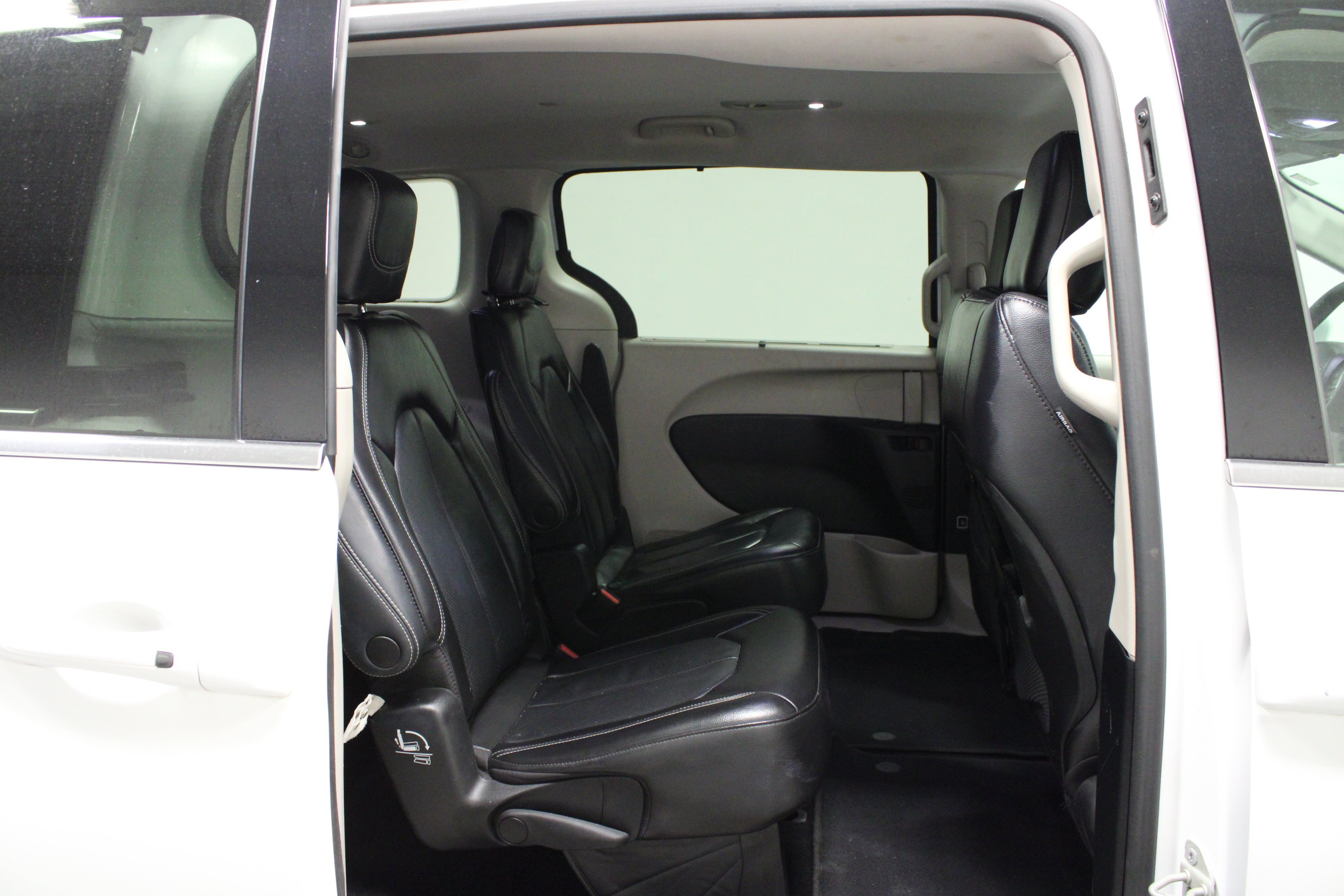 Used 2022 Bright White Clearcoat Chrysler Touring L image 16