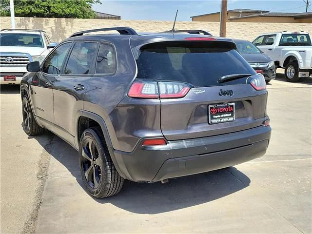 Used 2021 Granite Crystal Metallic Clearcoat Jeep Latitude Plus Front-wheel Drive image 3