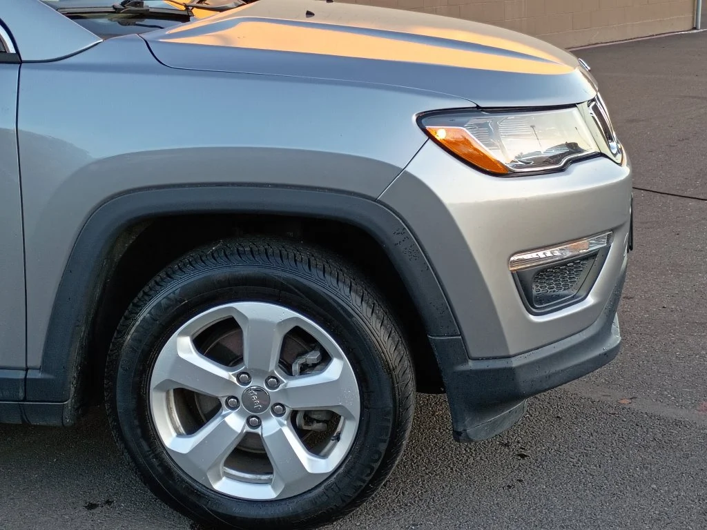 Used 2018 Billet Silver Metallic Clearcoat Jeep Latitude image 2