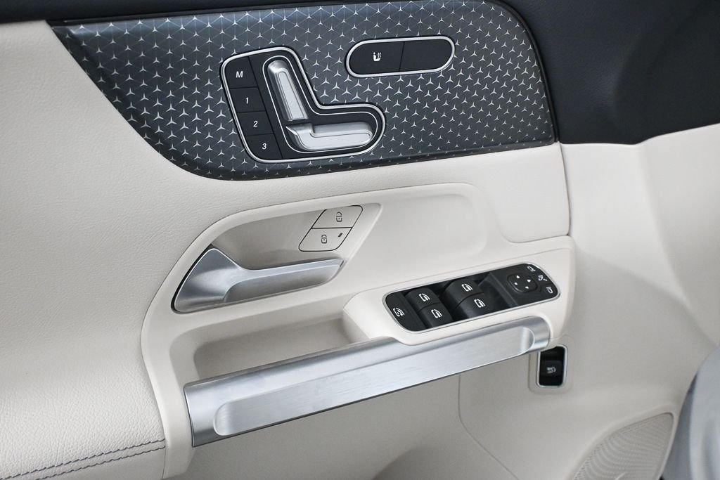 Used 2026 White Mercedes-Benz GLB 250 image 8