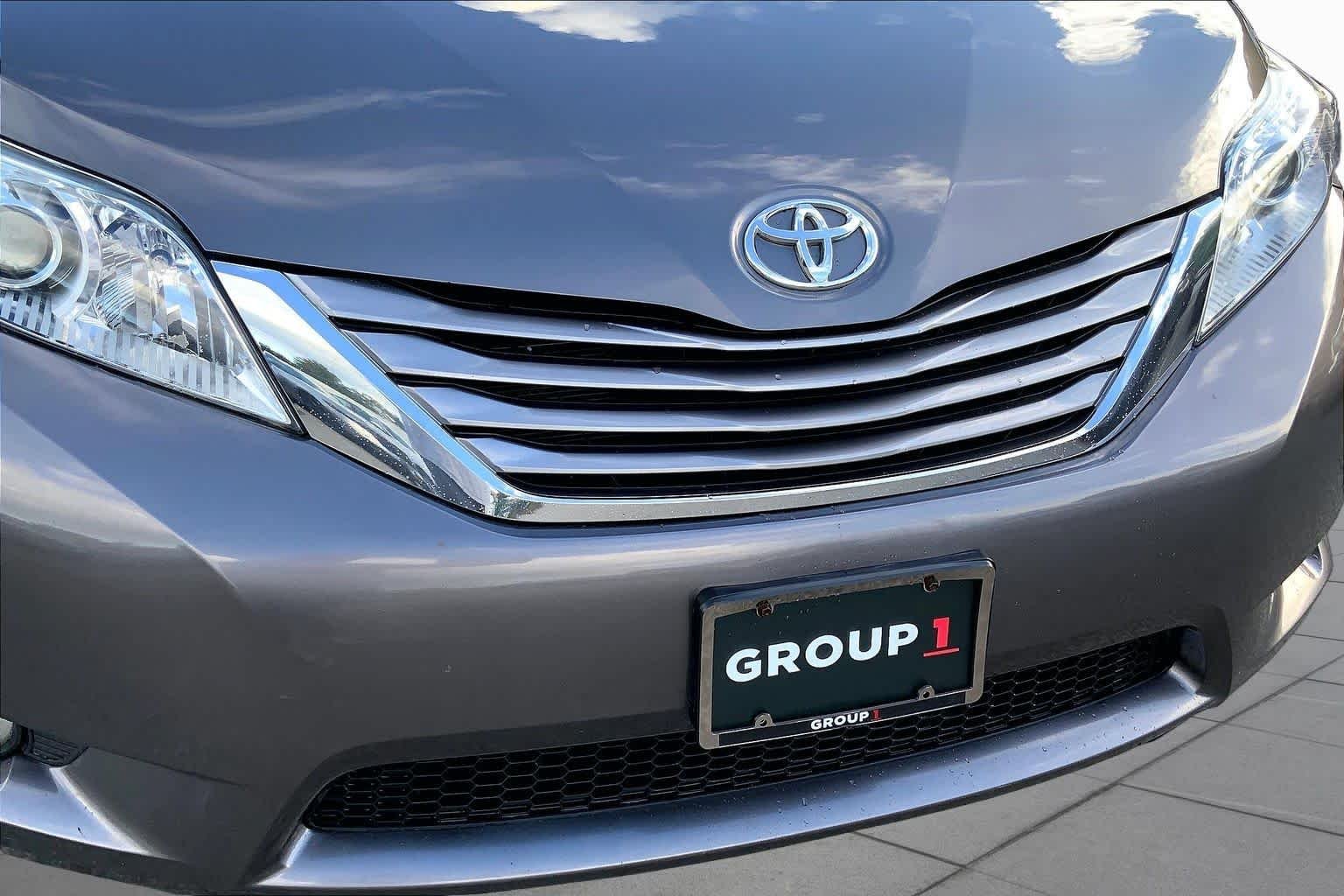 Used 2017 Predawn Gray Mica Toyota XLE Premium image 32