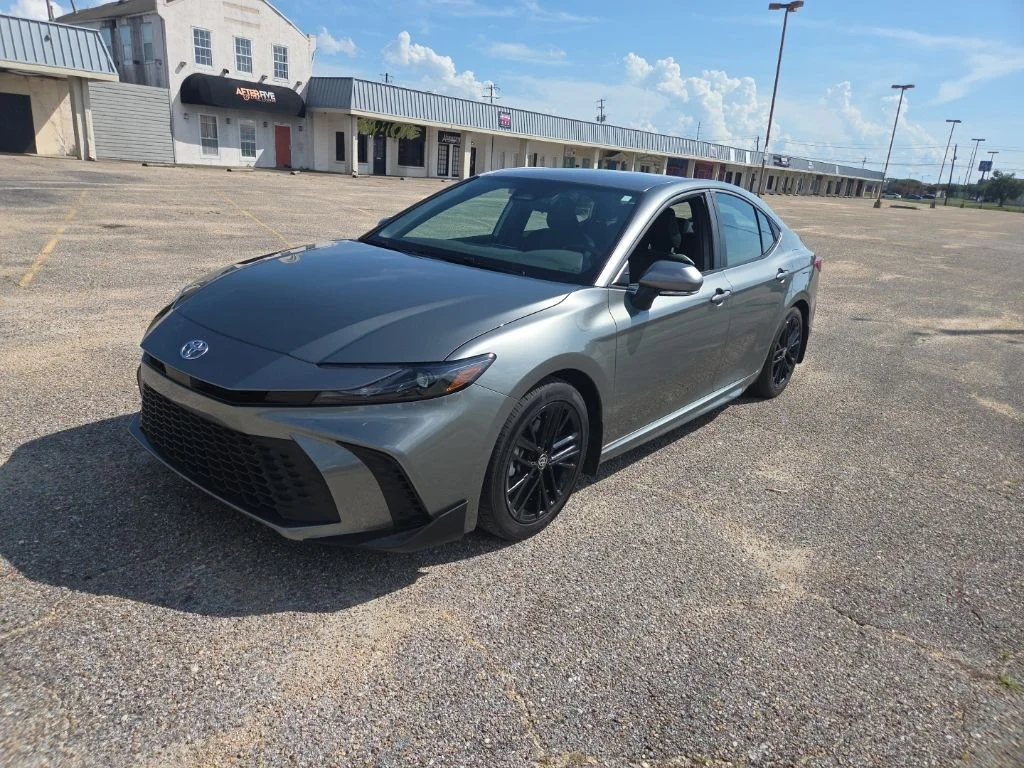 Used 2025  Toyota SE image 3