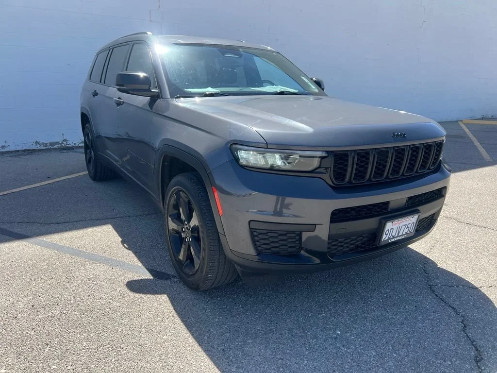 Used 2023 Gray Jeep Altitude image 8