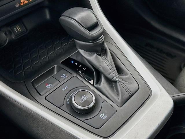 Certified Used 2025 SILVER SKY METALLIC Toyota  image 25