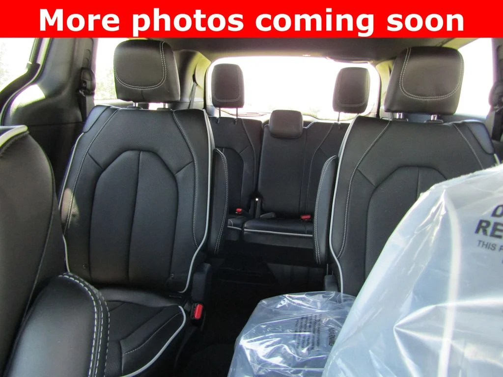 2027 Chrysler Pacifica Limited - Photo 13