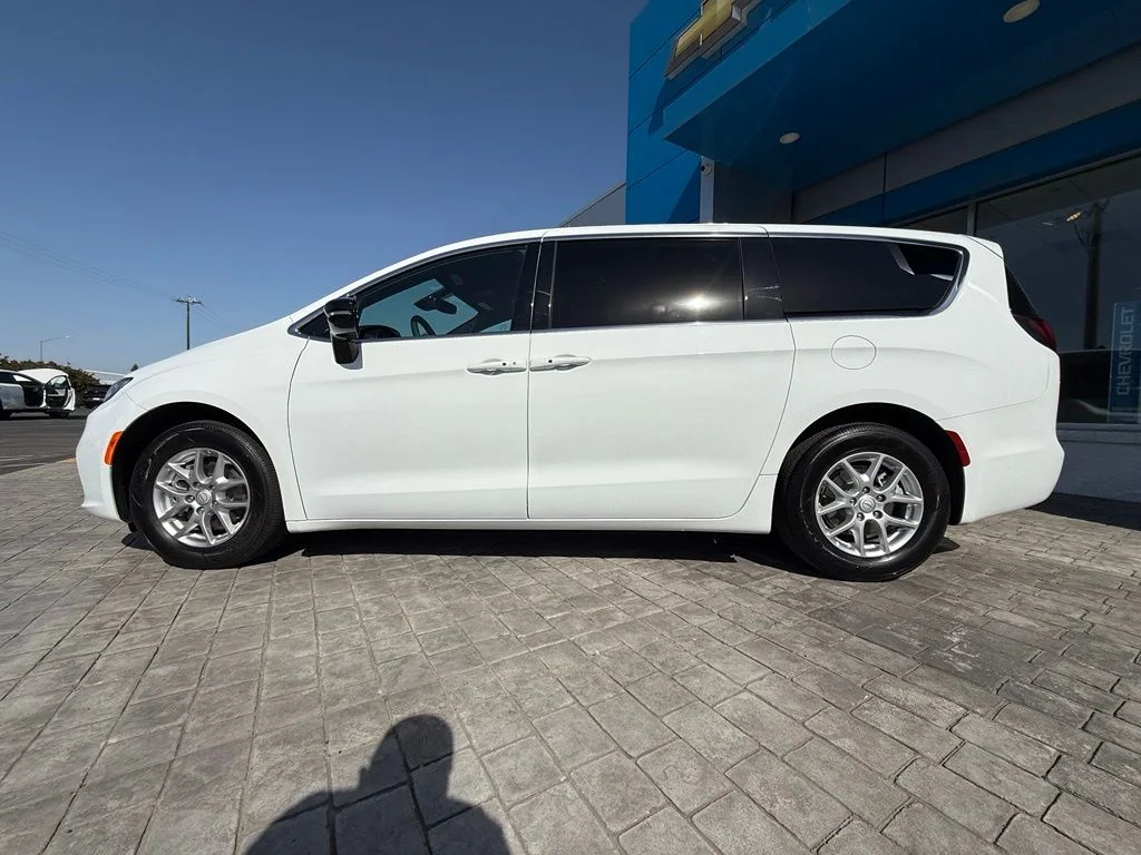 Used 2025 White Chrysler Select image 7