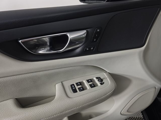 Used 2019 Black / Stone Volvo T5 Momentum image 20