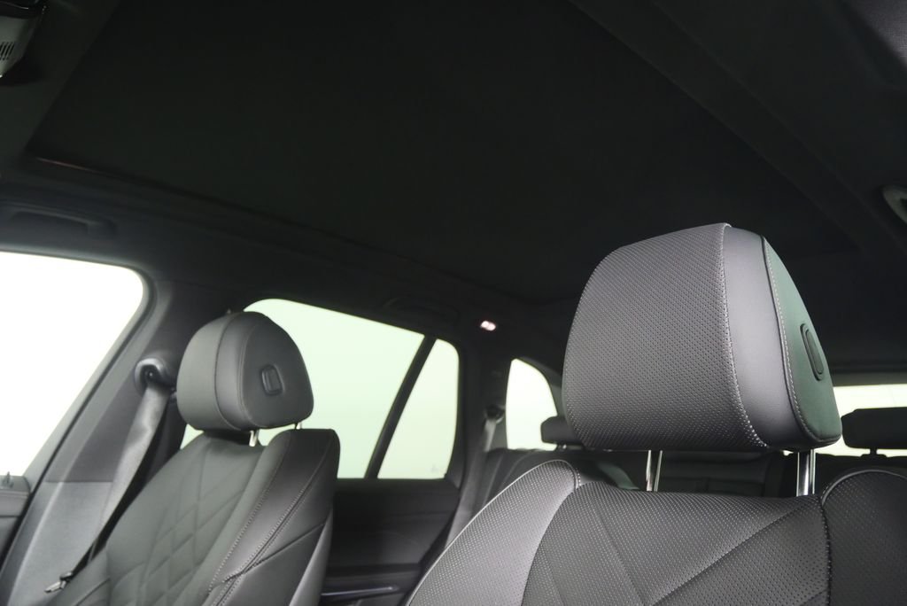 New 2026 Manhattan Green Metallic BMW xDrive50e image 11