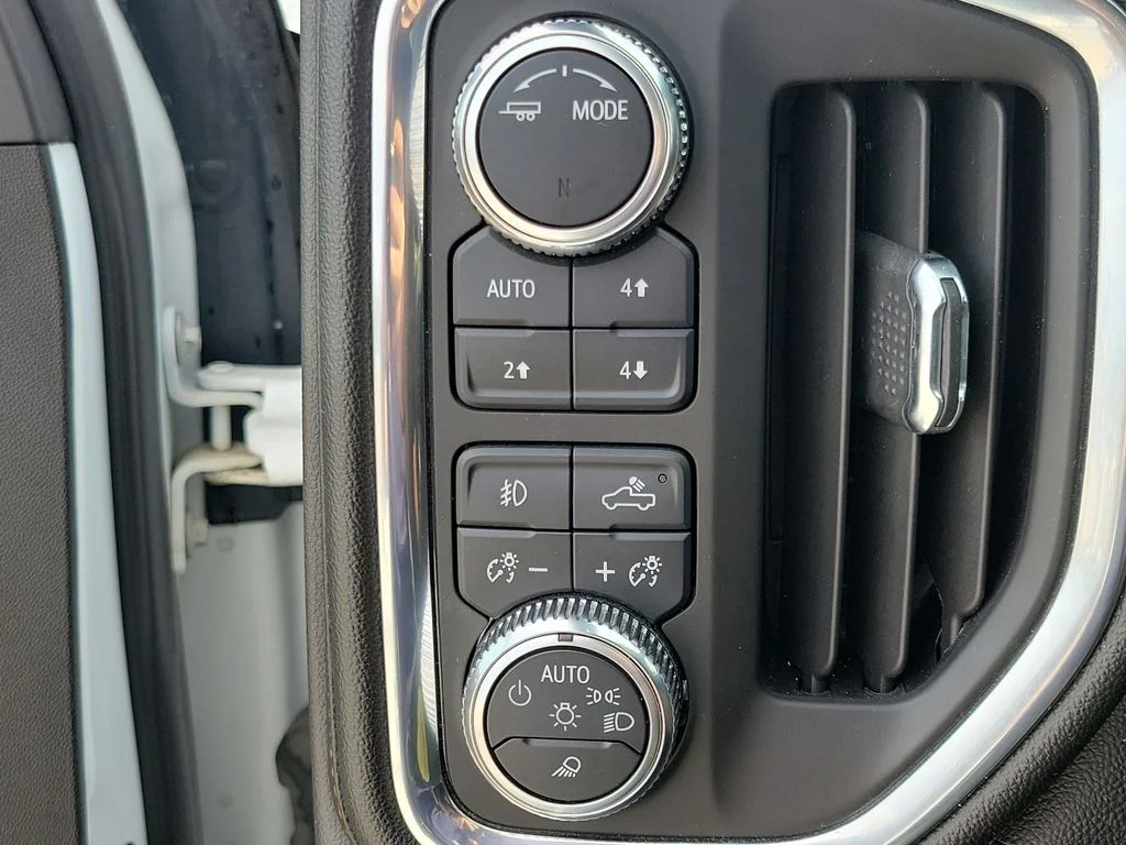 Used 2021 White GMC AT4 image 22