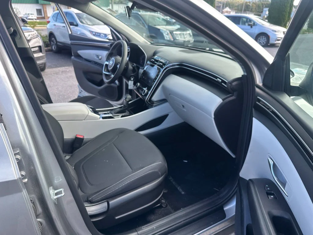 Used 2022 Shimmering Silver Hyundai SE image 13