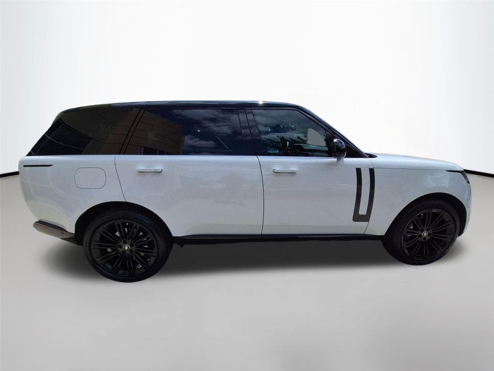 Used 2025 Fuji White Land Rover SE image 4